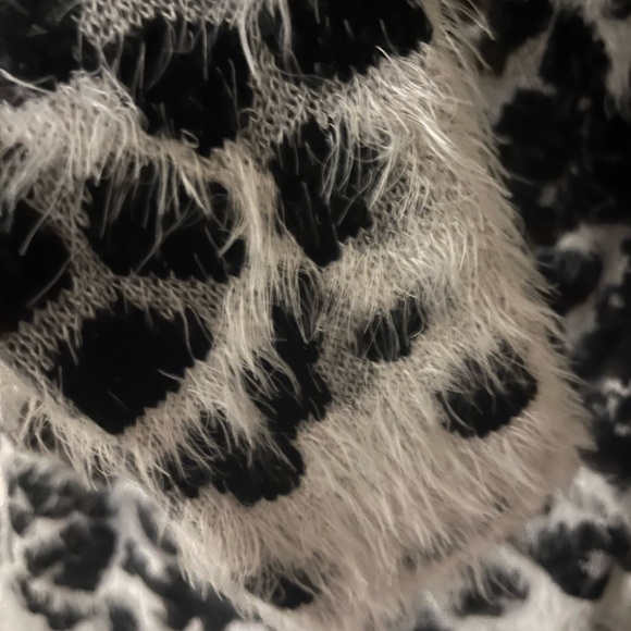 SALE 🎁 NEW Black, grey and white cheetah print sweater. Stunning and size M. - Picture 6 of 11